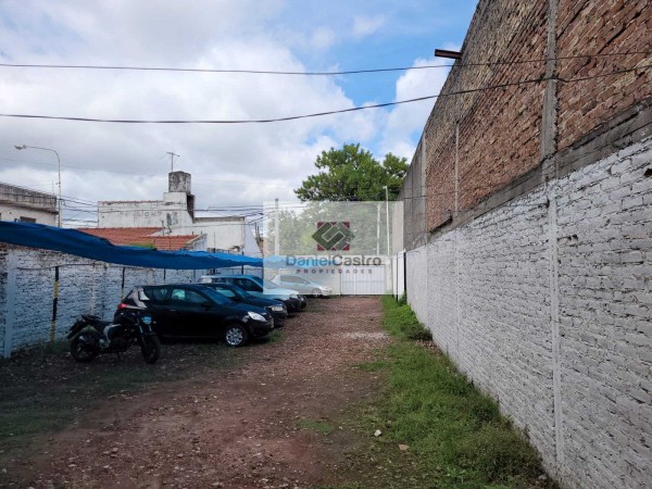 Terreno con estacionamiento .