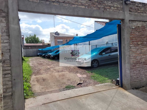 Terreno con estacionamiento .