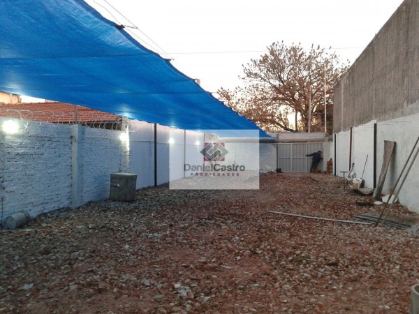Terreno con estacionamiento .