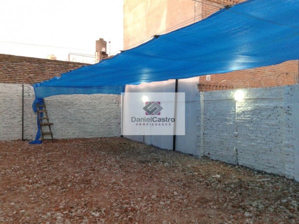 Terreno con estacionamiento .