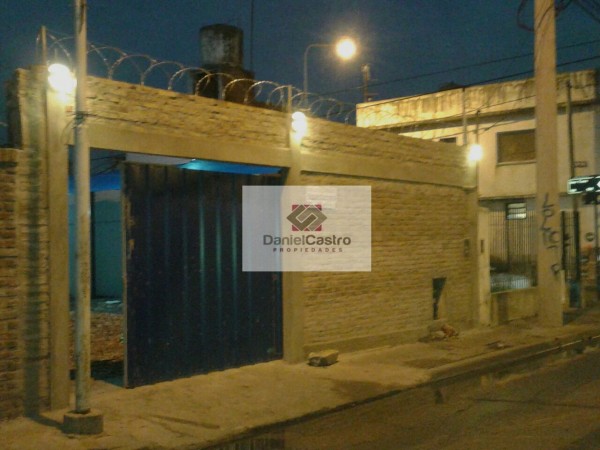 Terreno con estacionamiento .